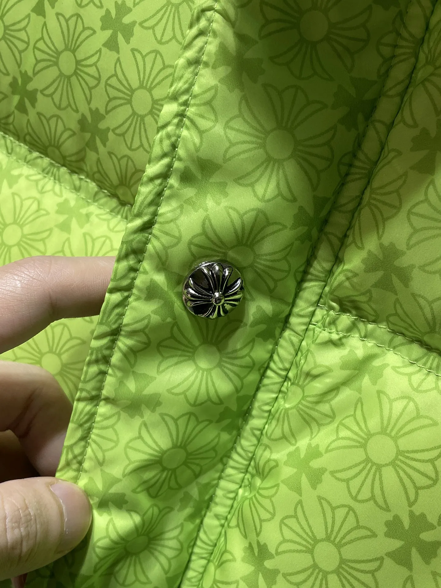 P636 Chrome Hearts ❄️Winter Down Jacket Series❄️ Chrome Hearts Dark Pattern Series Fluorescent Green Down Vest Available at counters simultaneously❤ The best Guangzhou Inspection National Standard 90 down on the market! ! The world’s highest fluffiness of 900D! ! High standard and sufficient down filling! ! Exterior windproof and waterproof dark pattern custom fabric, interior high-grade dark pattern lining fabric to prevent lint, original hardware molding, exquisite craftsmanship details, casual or formal wear ✨ slim fit and not bloated Recommended color: Customized dark pattern flower series Code number: S, M, L, XL